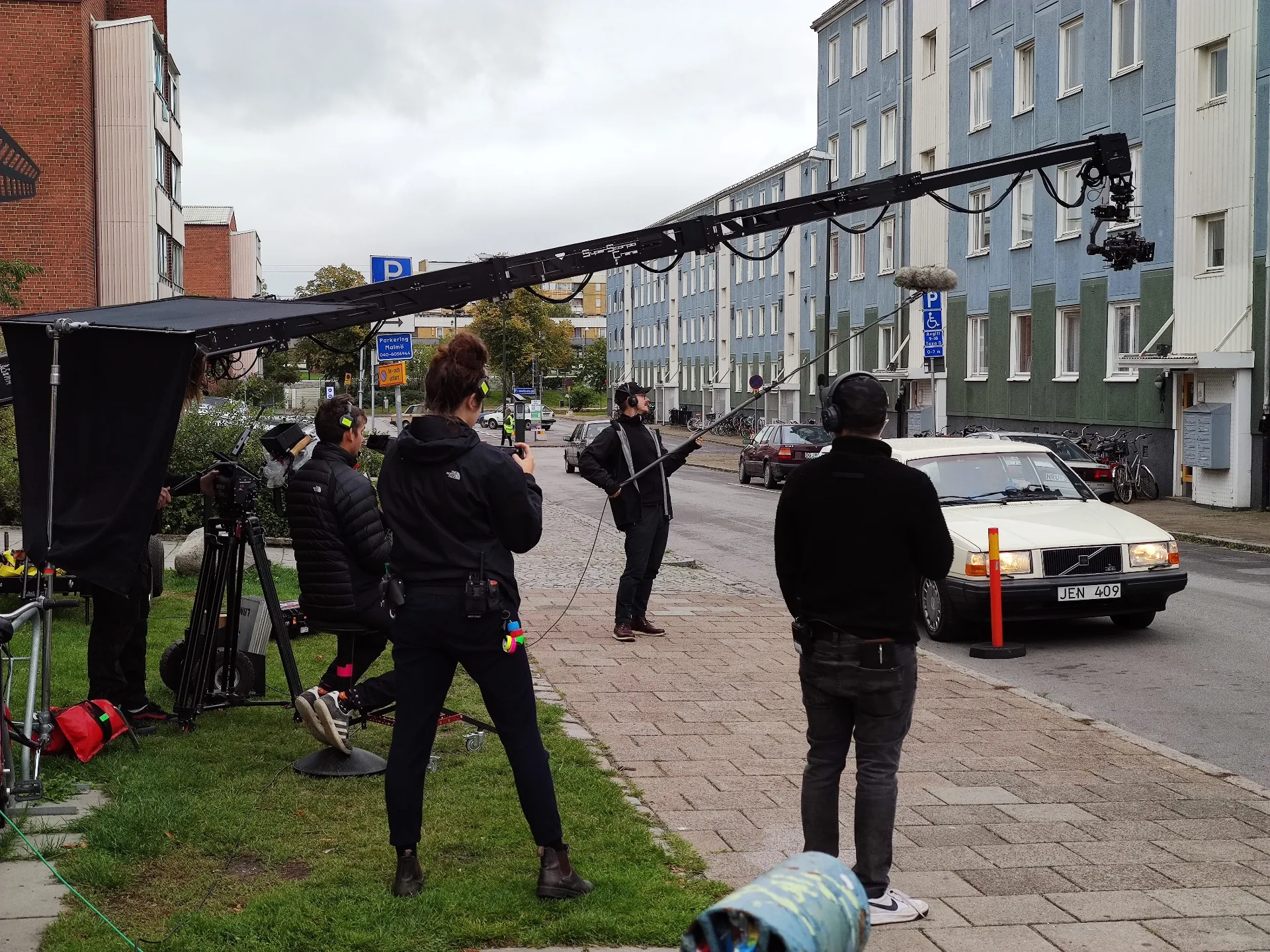 Filmteam med kran-rigg på inspelningsplats i Malmö