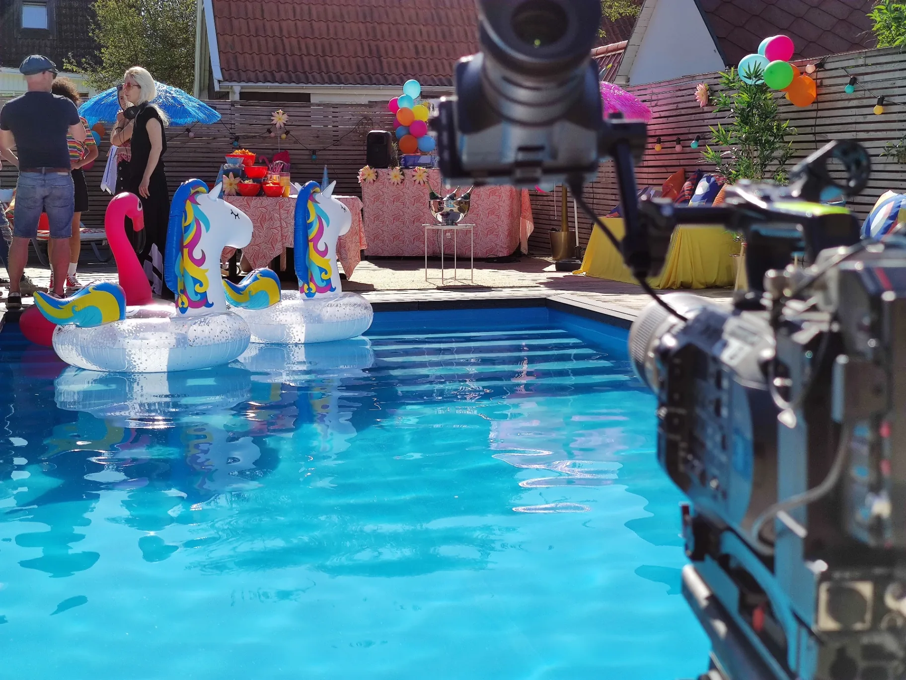 Inspelning vid pool med rekvisita